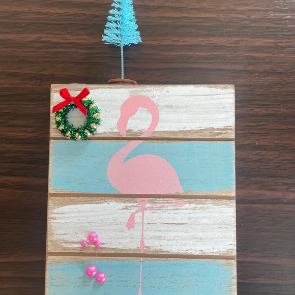 Christmas Kitch Flamingo Decor - Picture 2 of 7